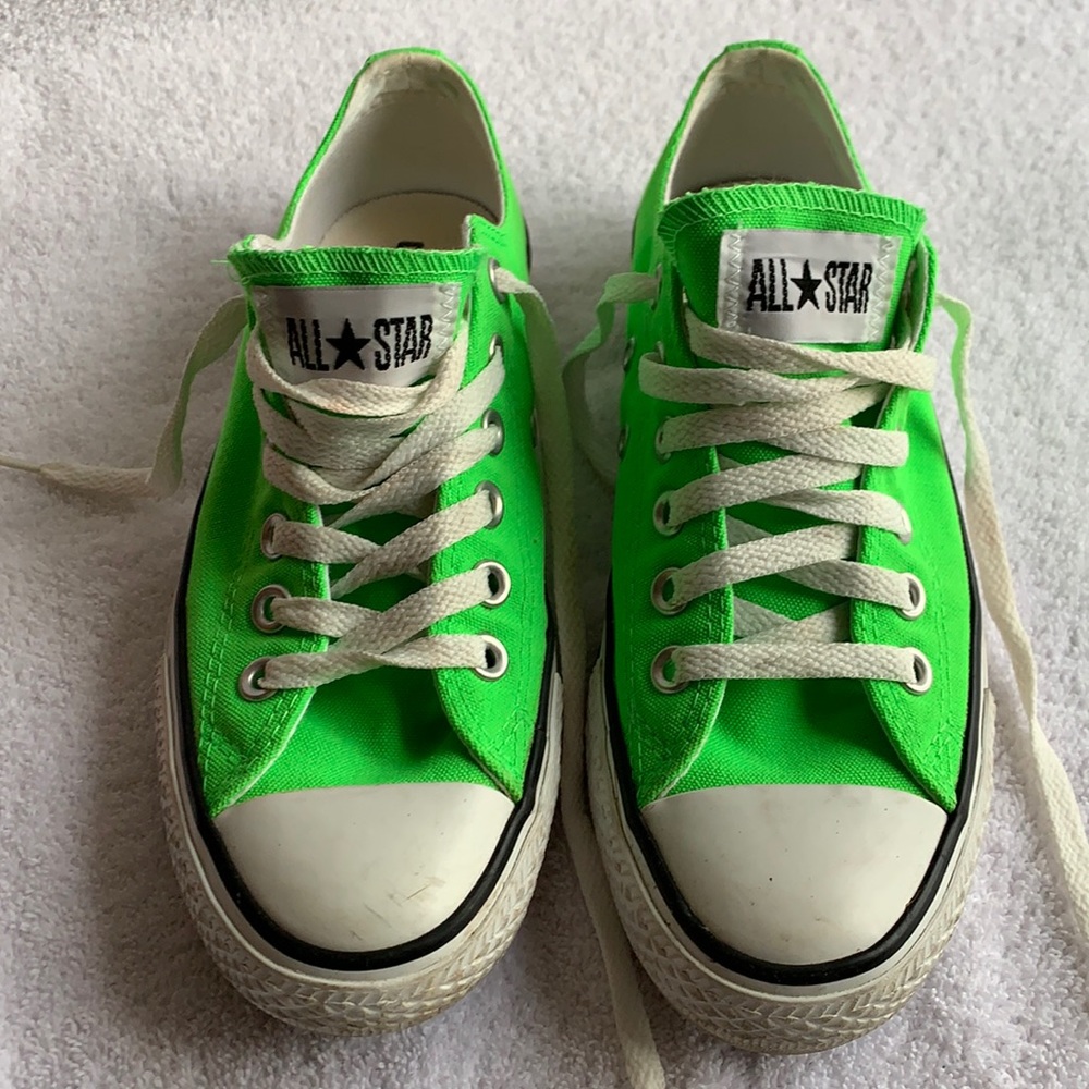 Womens Low Cut Converse-size 7- like new!
